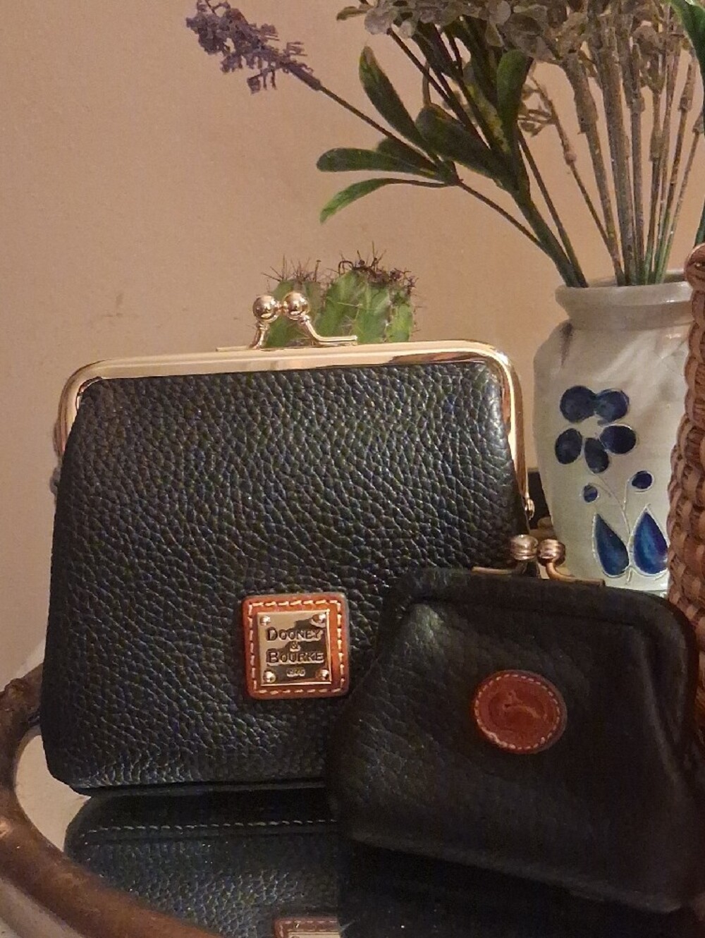 Vintage Dooney & Bourke Black Leather Kiss-Lock Coin Purse with Brown Logo Patch - Picture 10 of 10
